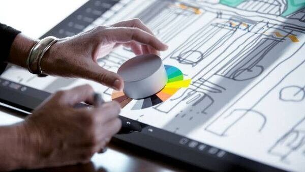 Microsoft yaratıcı dünyaya Surface Studio’yu hediye etti 1 Microsoft Surface Dial
