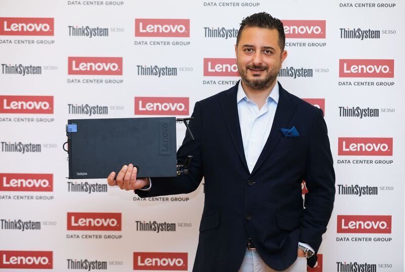 Lenovo Türkiye DCG Ülke Müdürü Burç San ve Lenovo ThinkSystem SE350 sunucu